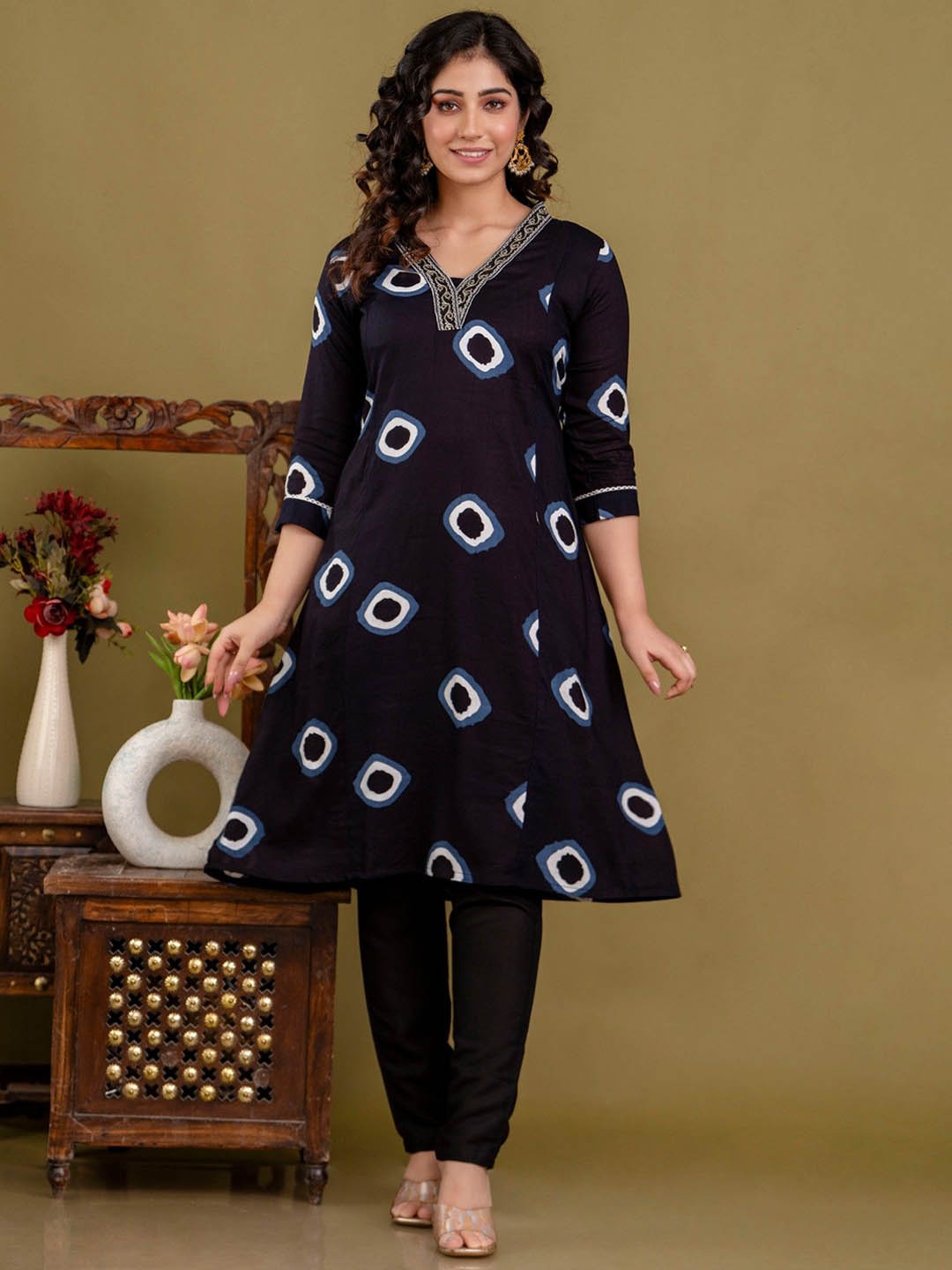 

KALINI Bandhani Printed V-Neck A-Line Kurta With Trousers, Black