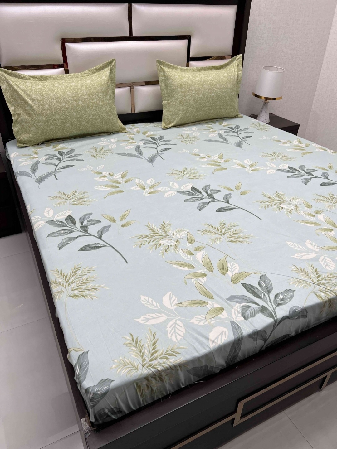 

Pure Decor Green & White Floral Cotton 200 TC King Bedsheet with 2 Pillow Covers