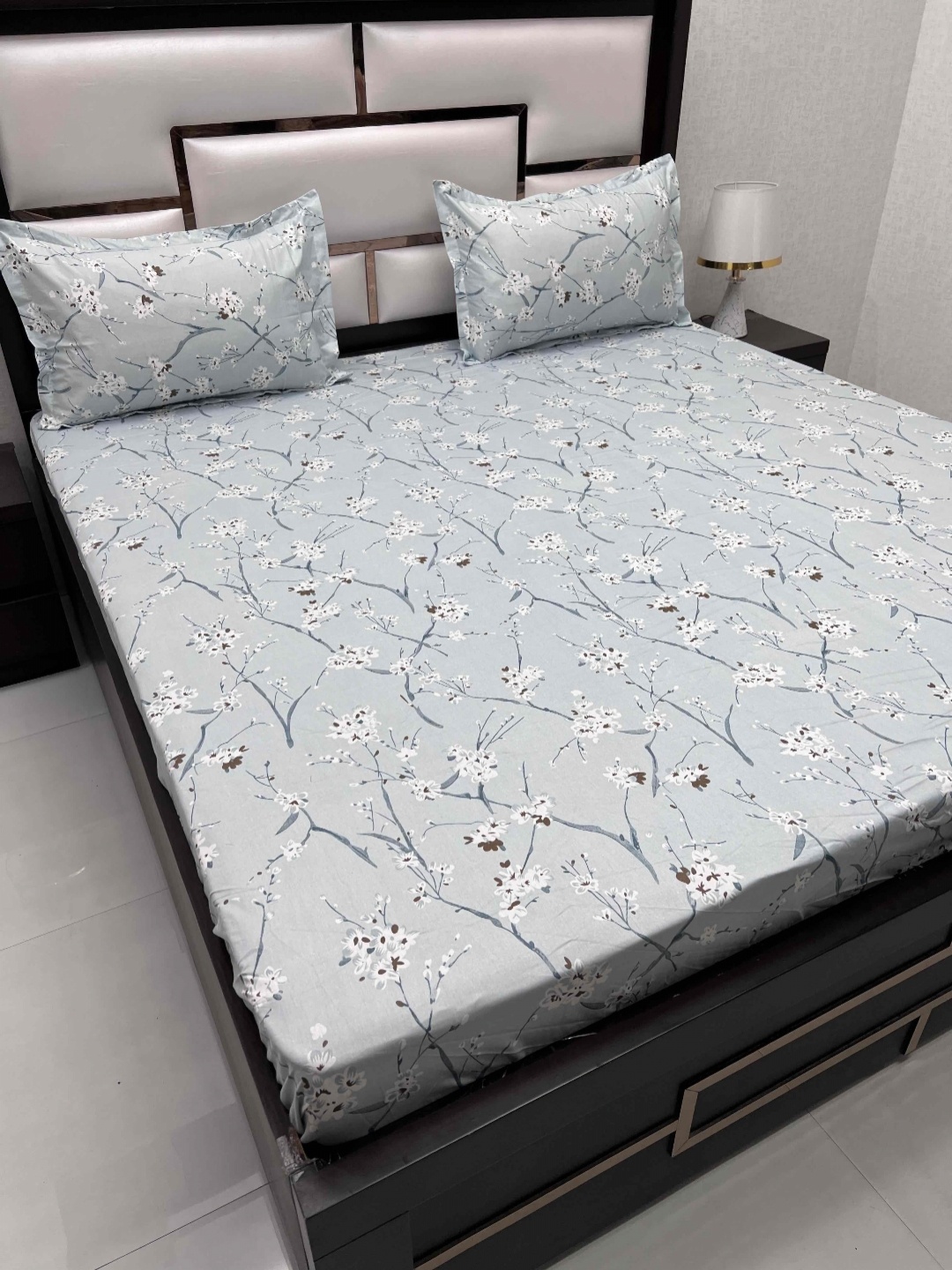 

Pure Decor sapphire Blue Floral Pure Cotton 350 TC King Bedsheet with 2 Pillow Covers