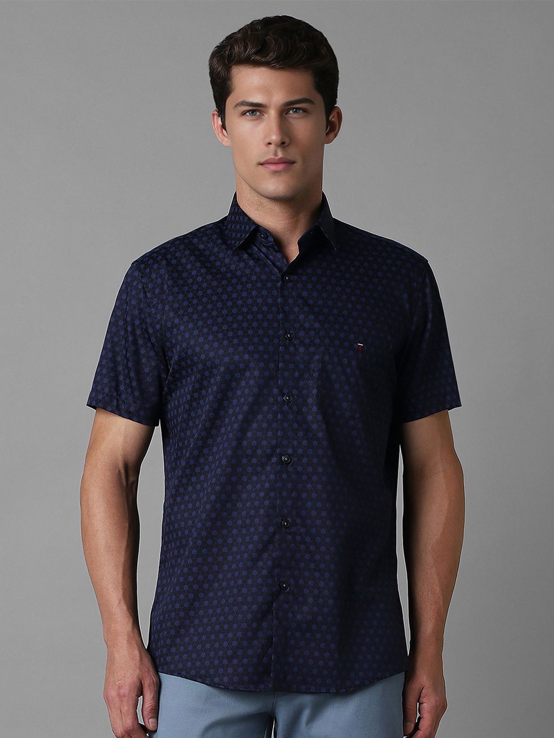 

Louis Philippe Sport Men Spread Collar Geometric Printed Cotton Slim Fit Casual Shirt, Navy blue