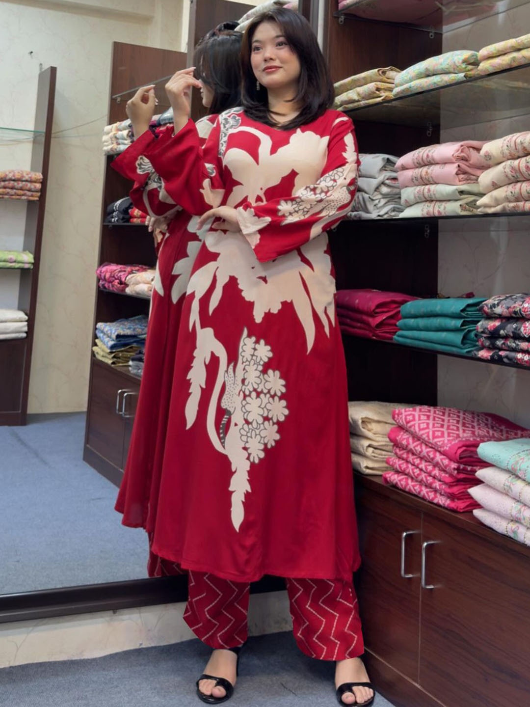 

GoSriKi Floral Printed V-Neck Straight Kurta With Trousers, Red