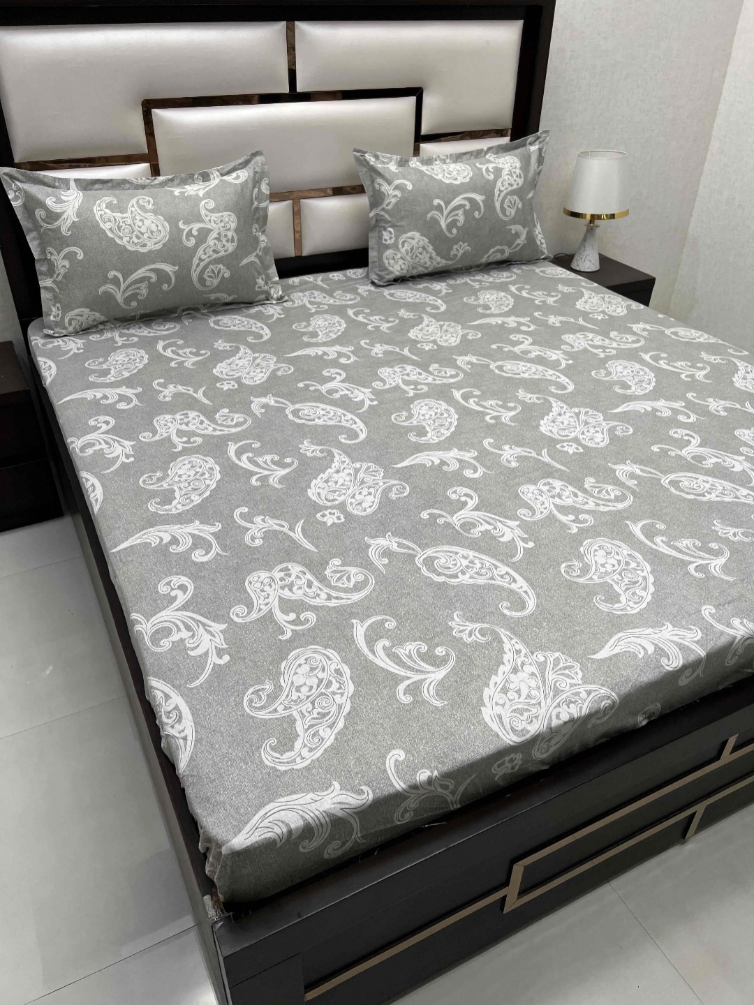 

Pure Decor Royal Velar Grey Paisley 260 TC Cotton King Bedsheet With 2 Pillow Covers