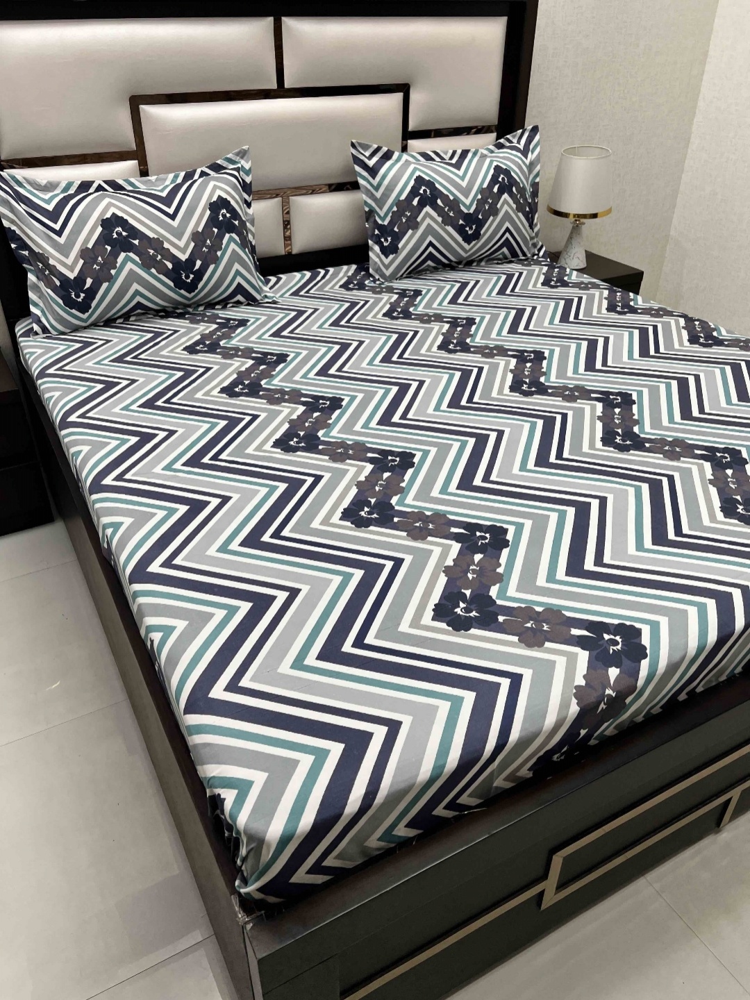 

Pure Decor Amulya White Geometric 250 TC Microfiber Queen Bedsheet & 2 Pillow Covers
