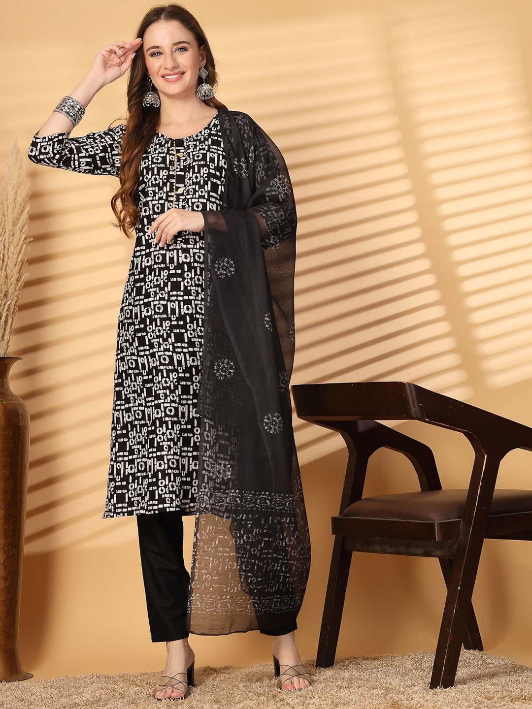 

Piludi Floral Printed Straight Kurta with Trousers & With Dupatta, Black