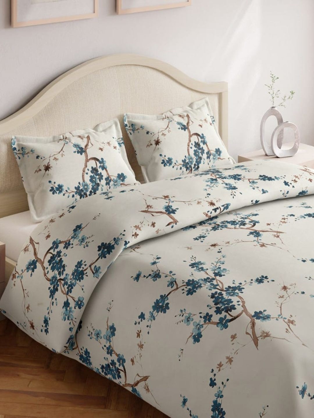 

haus & kinder Grace Blue & Brown Floral Printed 186 TC King Bedsheet With 2 Pillow Covers
