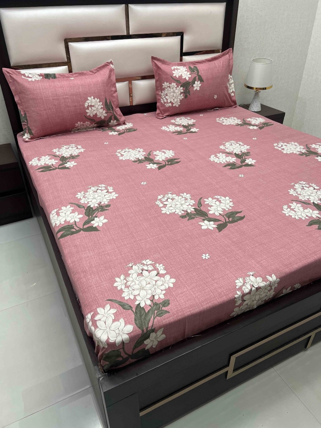 

Pure Decor Pink & White Floral 250 TC Queen Bedsheet with 2 Pillow Covers