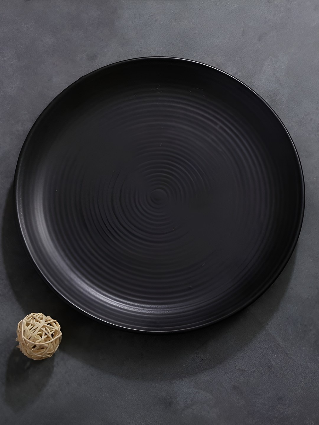 

AMALAFIEE CERAMICS Black Textured Matte Ceramic Microwave Safe Plate