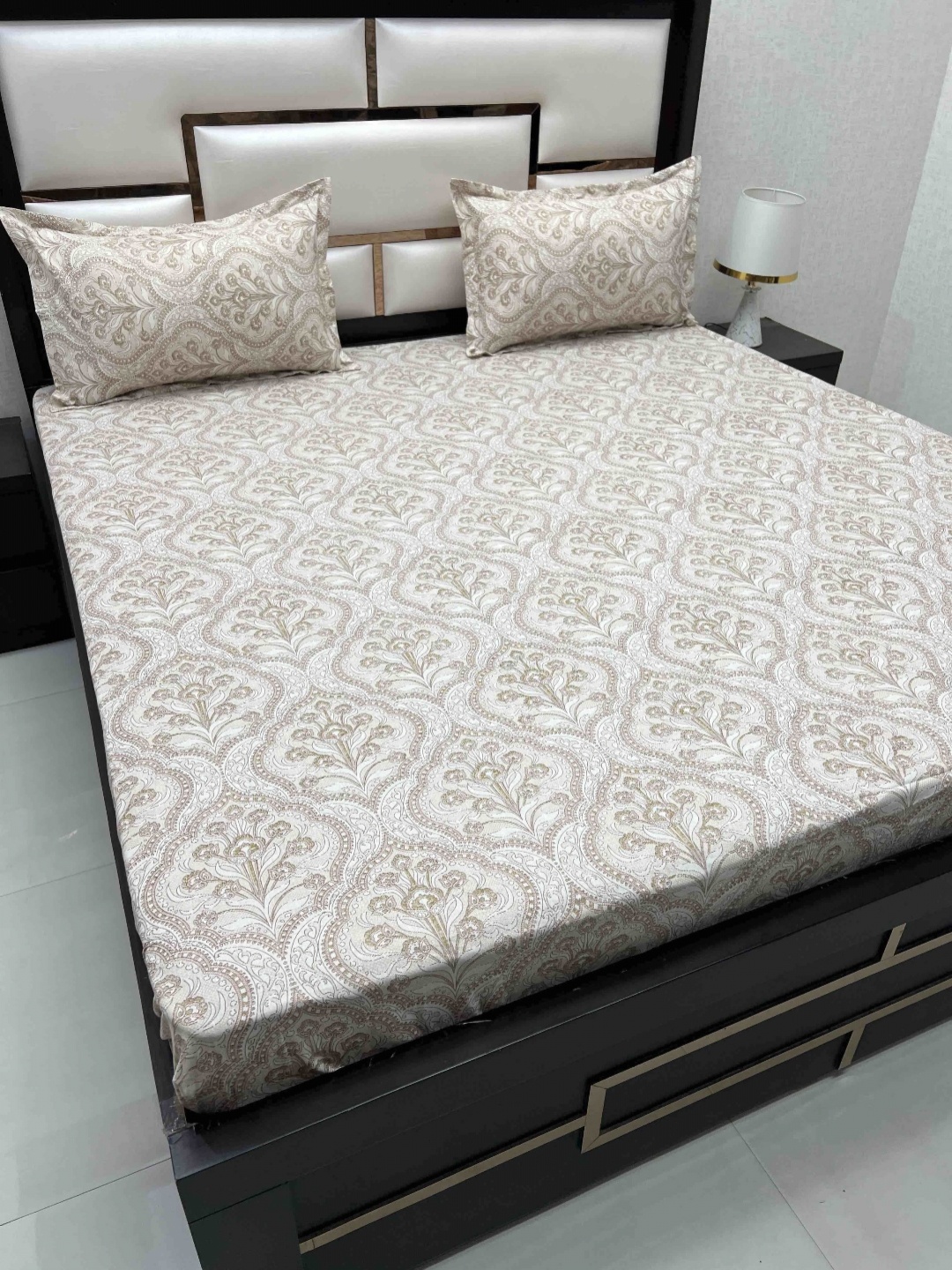 

Pure Decor ruby Brown & White Pure Cotton King Bedsheet with 2 Pillow Covers