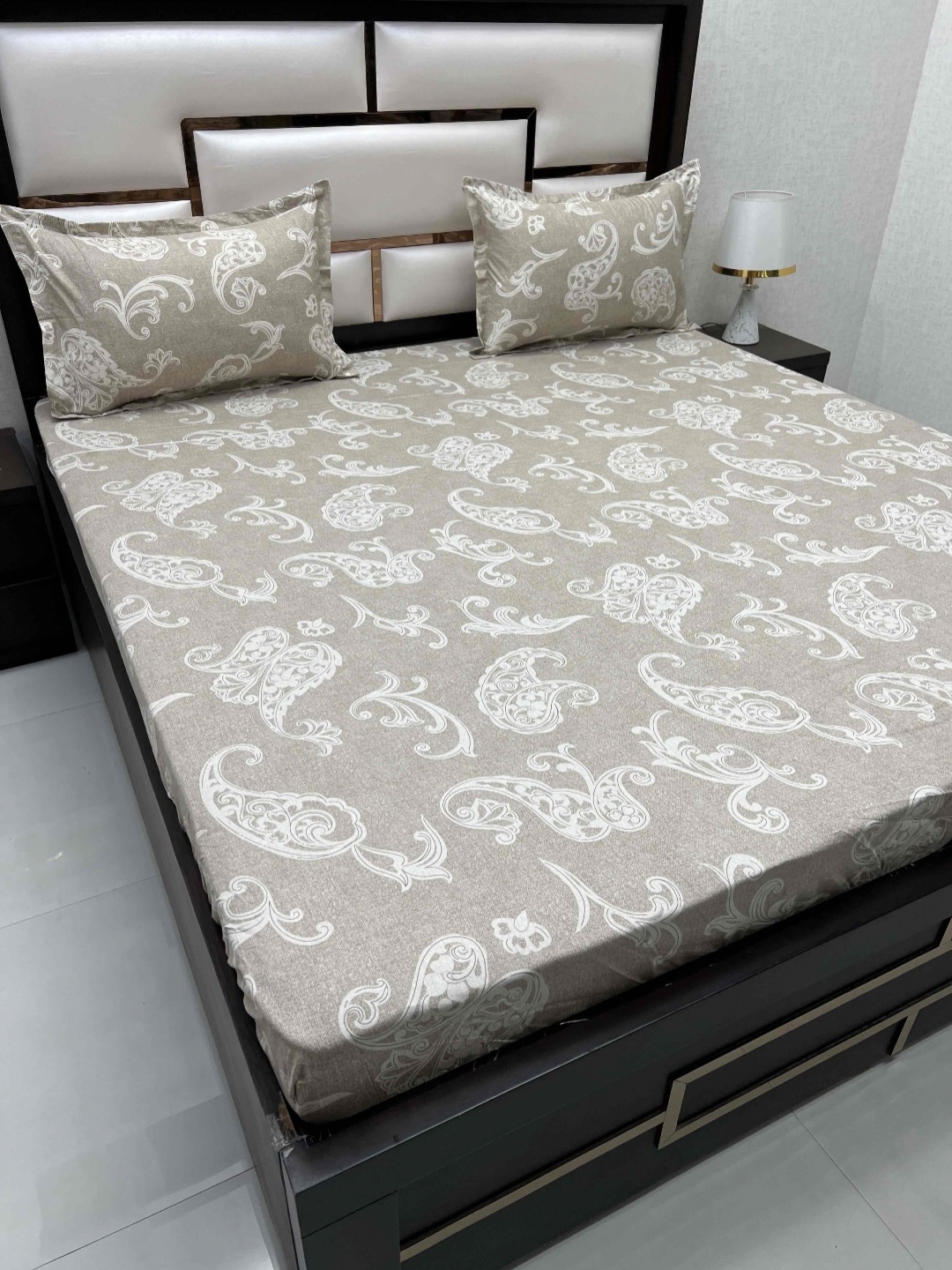 

Pure Decor royal velar Green Pure Cotton 250 TC King Bedsheet with 2 Pillow Covers