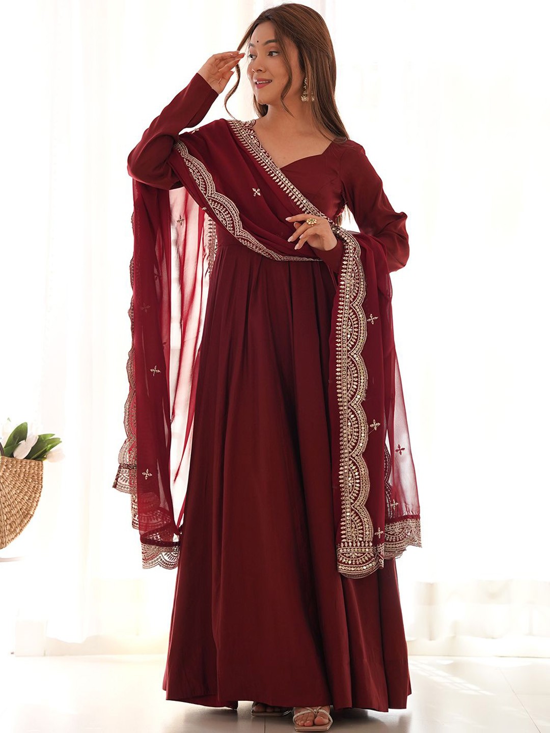 

Tanhai Sweetheart Neck Regular Chanderi Silk Anarkali Kurta with Pyjamas & Dupatta, Maroon