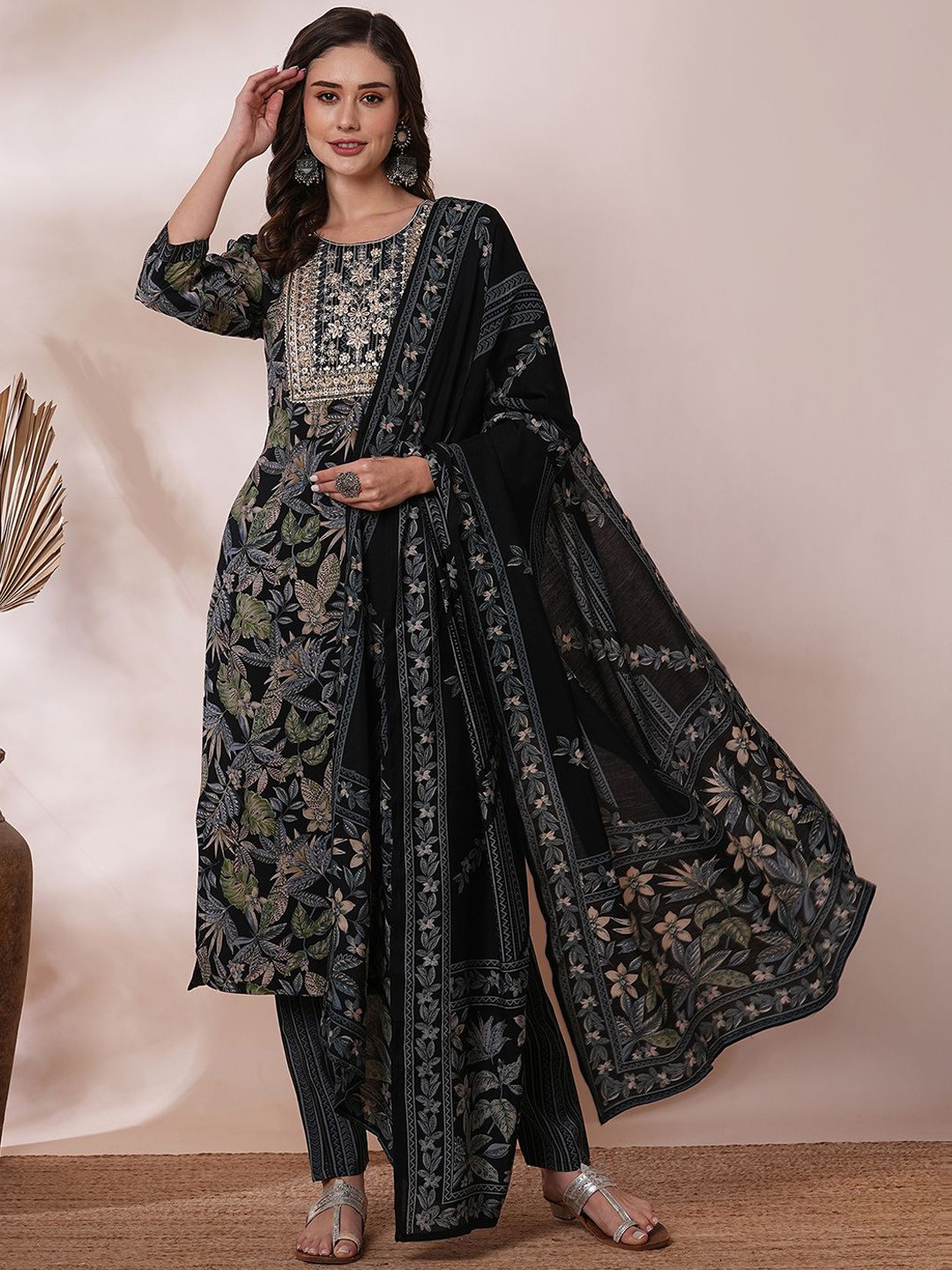 

Kiana House Of Fashion Floral Printed Thread Work Pure Cotton Kurta with Trouser & Dupatta, Black