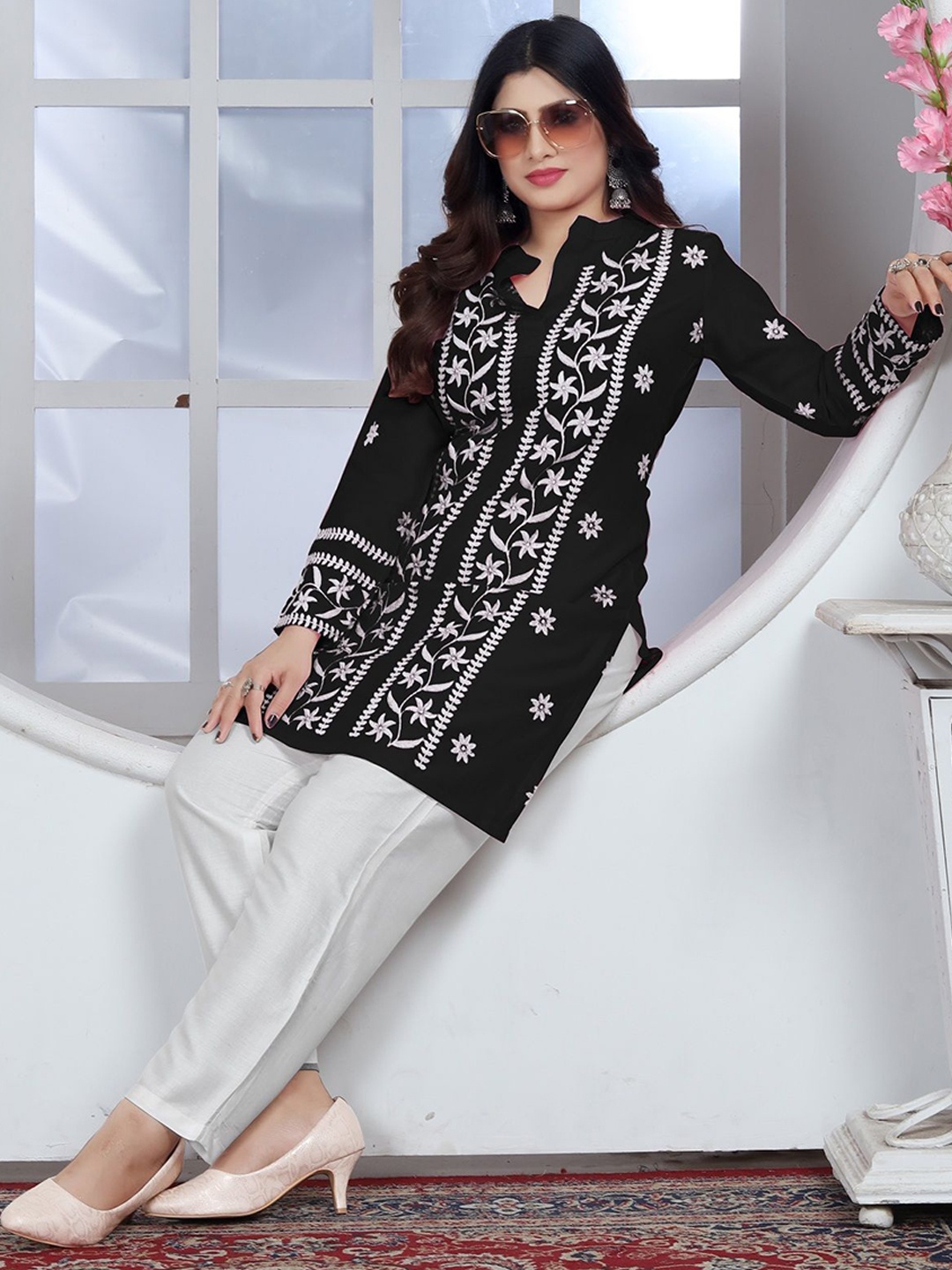 

JULEE Floral Embroidered Mandarin Collar Straight Kurta, Black