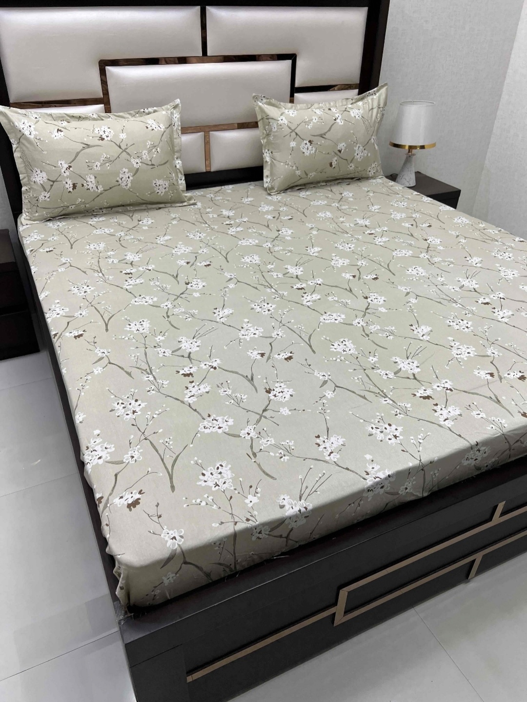 

Pure Decor Sapphire Green & White Floral 250 TC Cotton King Bedsheet with 2 Pillow Covers