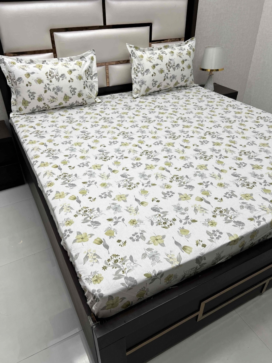 

Pure Decor Royal Velar White & Green Printed 350 TC Pure Cotton Super King Bedsheet Set