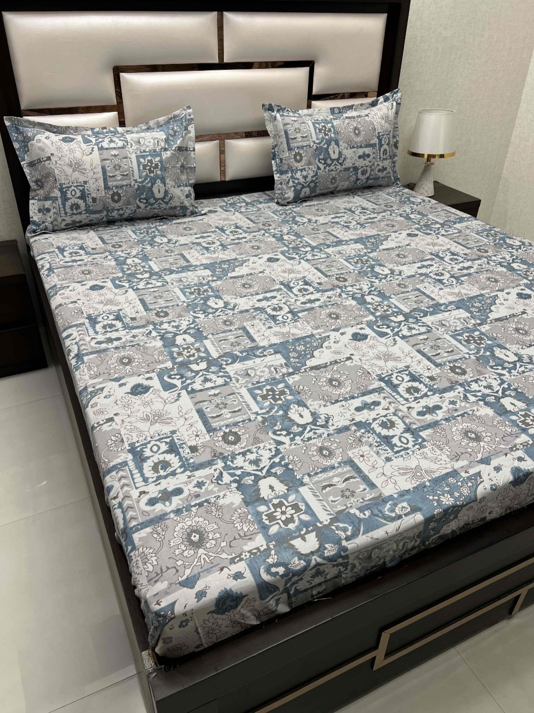 

Pure Decor Sapphire Blue & White Floral 240 TC Cotton King Bedsheet With 2 Pillow Covers