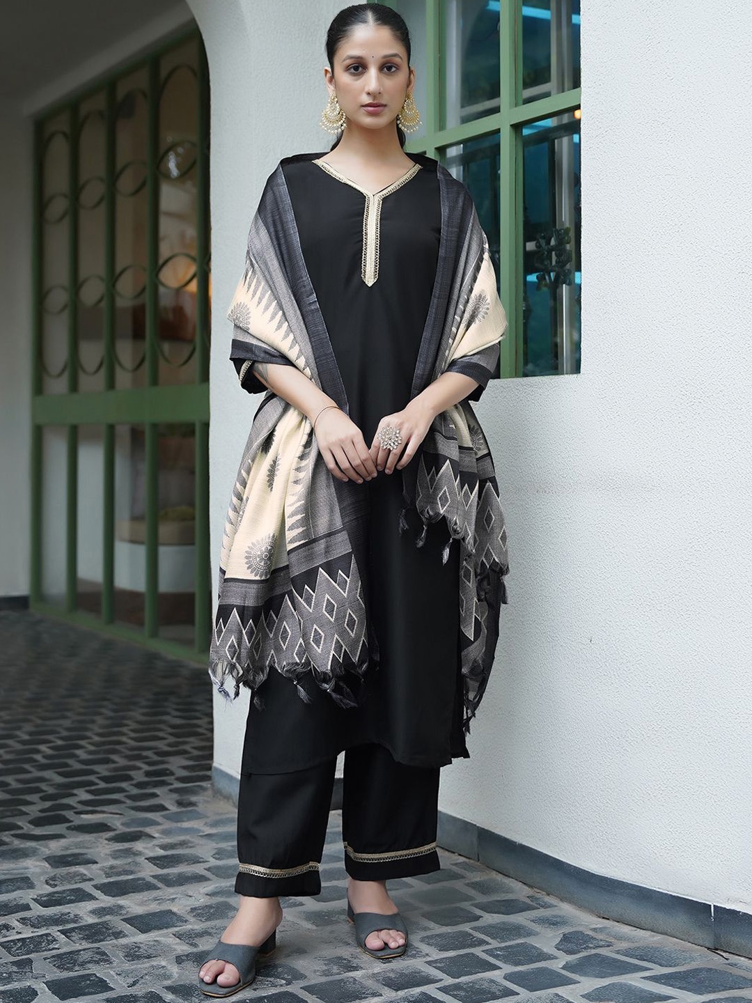 

SKYLEE Black Yoke Design Thread Work Straight Kurta & Trousers With Dupatta