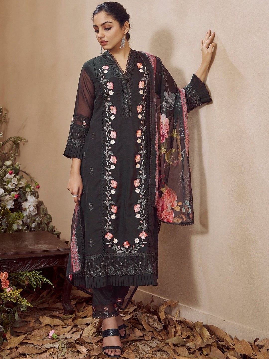 

AUTUMN LANE Ethnic Motifs Embroidered Straight Kurta With Trousers & Dupatta, Black