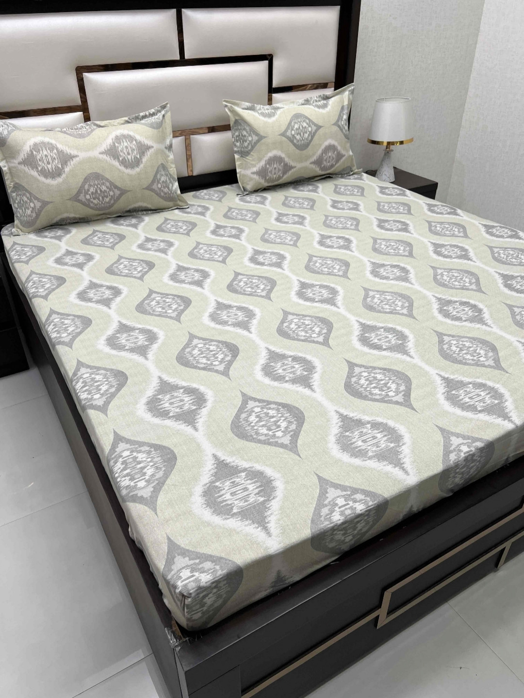 

Pure Decor Ruby Green Abstract Printed Pure Cotton 380 TC King Bedsheet & 2 Pillow Covers, Cream