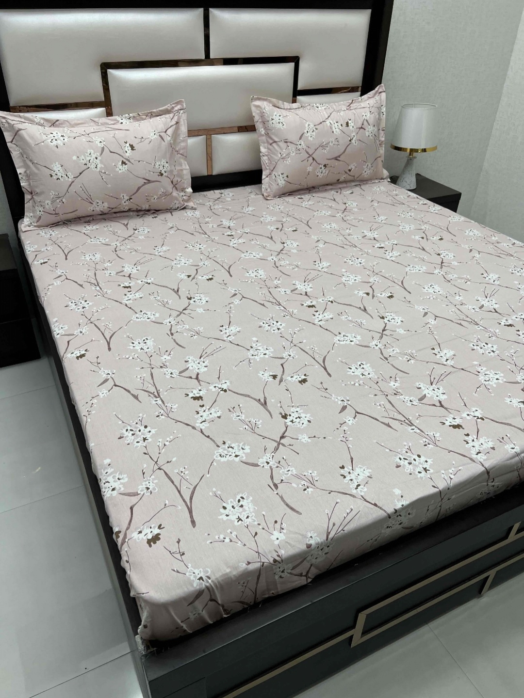 

Pure Decor royal velar Peach Floral Pure Cotton 260 TC King Bedsheet with 2 Pillow Covers