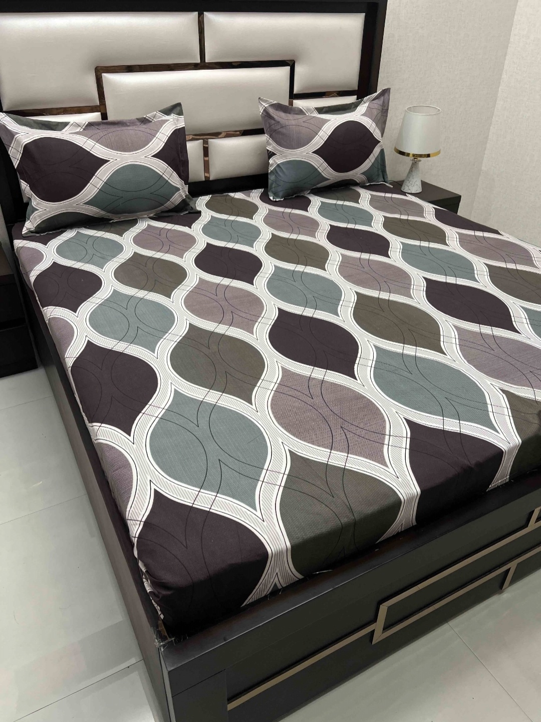 

Pure Decor Amulya White Abstract Printed Microfiber 210TC Queen Bedsheet & 2 Pillow Covers