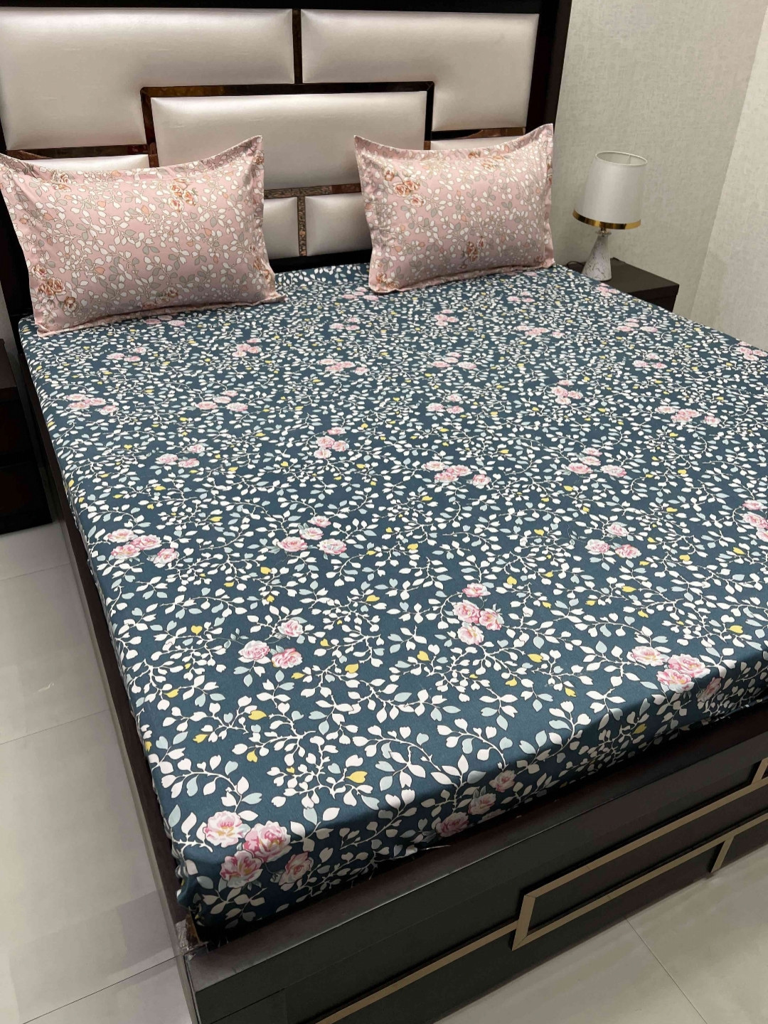 

Pure Decor Manor Blue & White Floral 210 TC King Bedsheet with 2 Pillow Covers