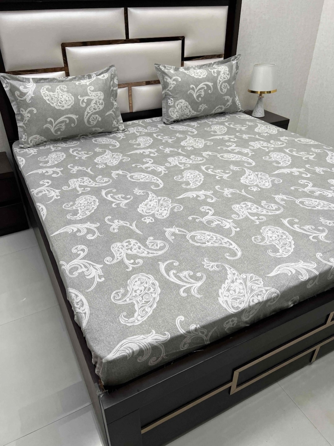 

Pure Decor Sapphire Grey Paisley 350 TC Pure Cotton King Fitted Bedsheet & 2 Pillow Covers