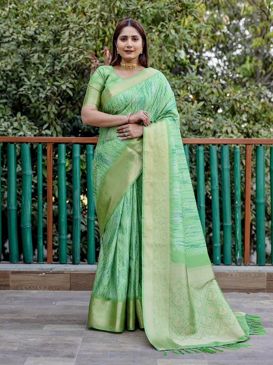 

Anaita Bandhani Printed Pure Silk Saree, Lime green