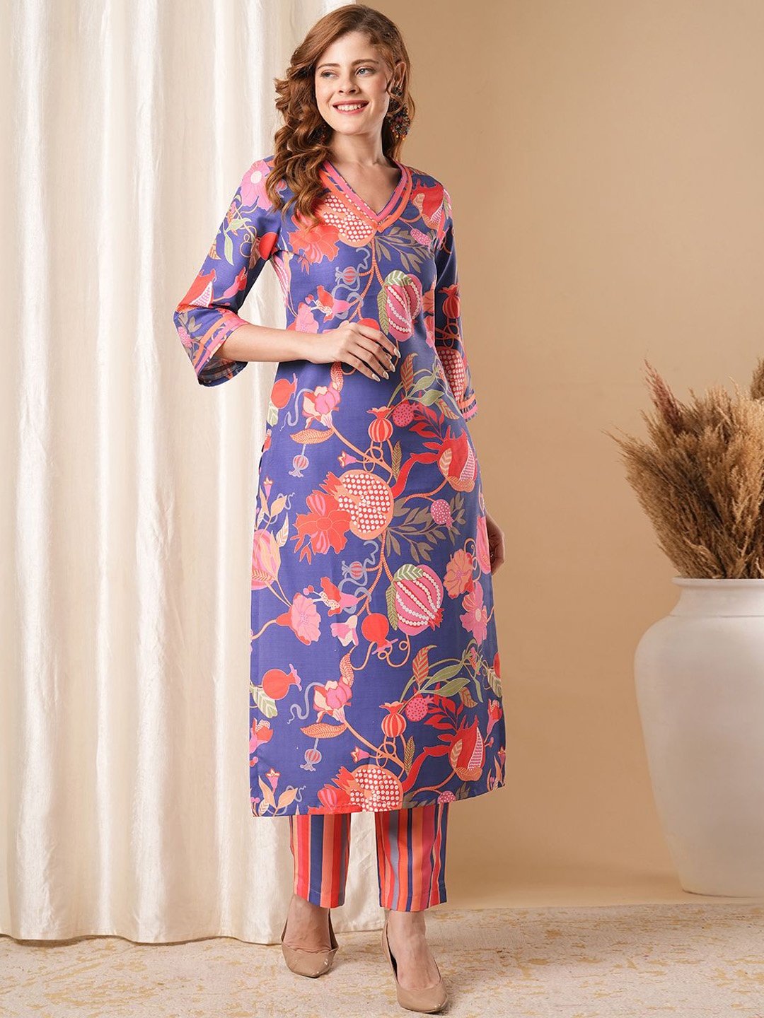 

GoSriKi Floral Printed Straight Kurta with Trousers, Blue