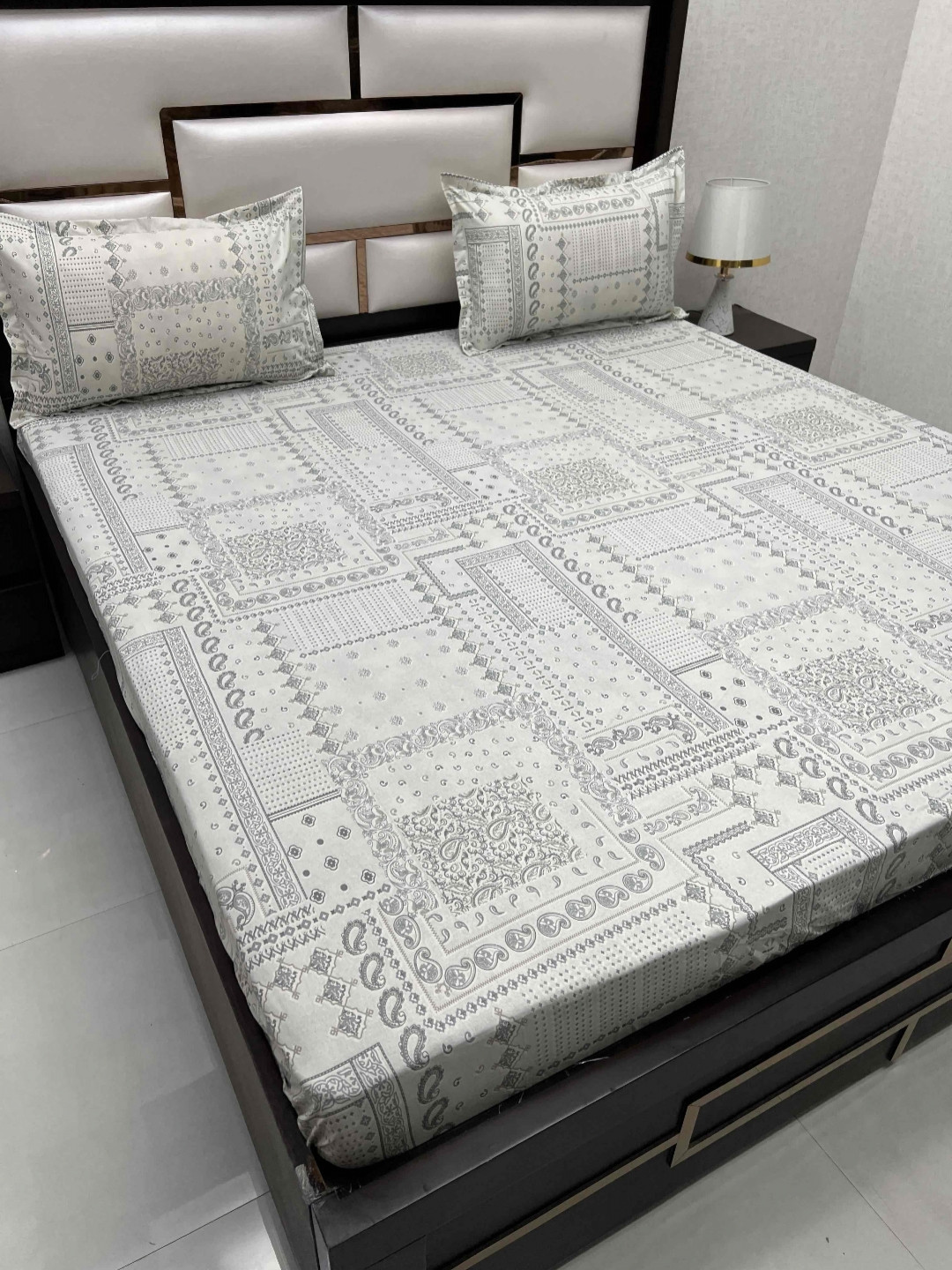 

Pure Decor Green Ethnic Motifs Printed Pure Cotton 220 TC King Bedsheet & 2 Pillow Covers