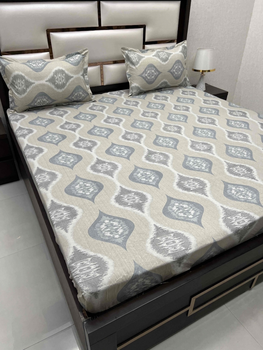 

Pure Decor Velar Fur Sib Grey Printed Cotton 330 TC King Bedsheet With 2 Pillow Covers
