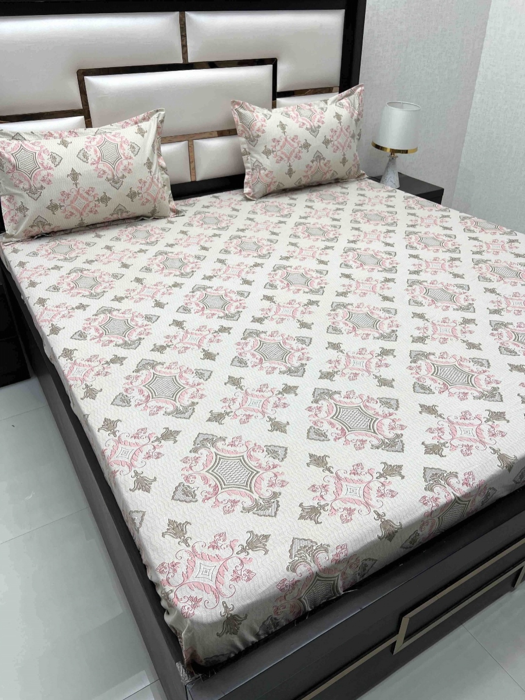 

Pure Decor Ruby White & Green Printed 400 TC Pure Cotton Fitted Super King Bedsheet Set