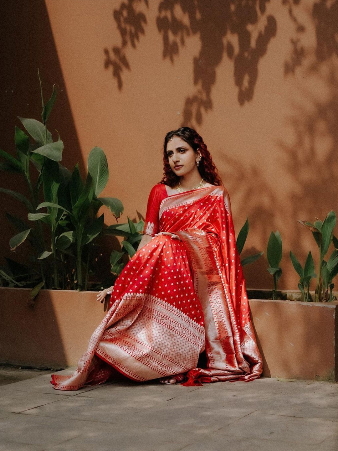 

Kriyansh Woven Design Zari Kanjeevaram Saree With Handloom Weaving, Red