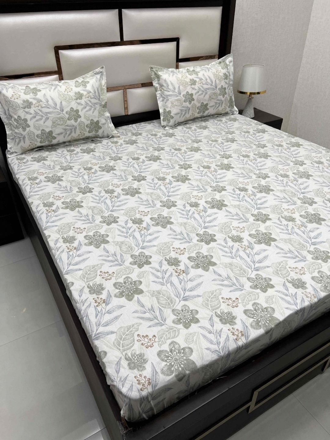 

Pure Decor sapphire White Floral Pure Cotton 240TC King Bedsheet with 2 Pillow Covers