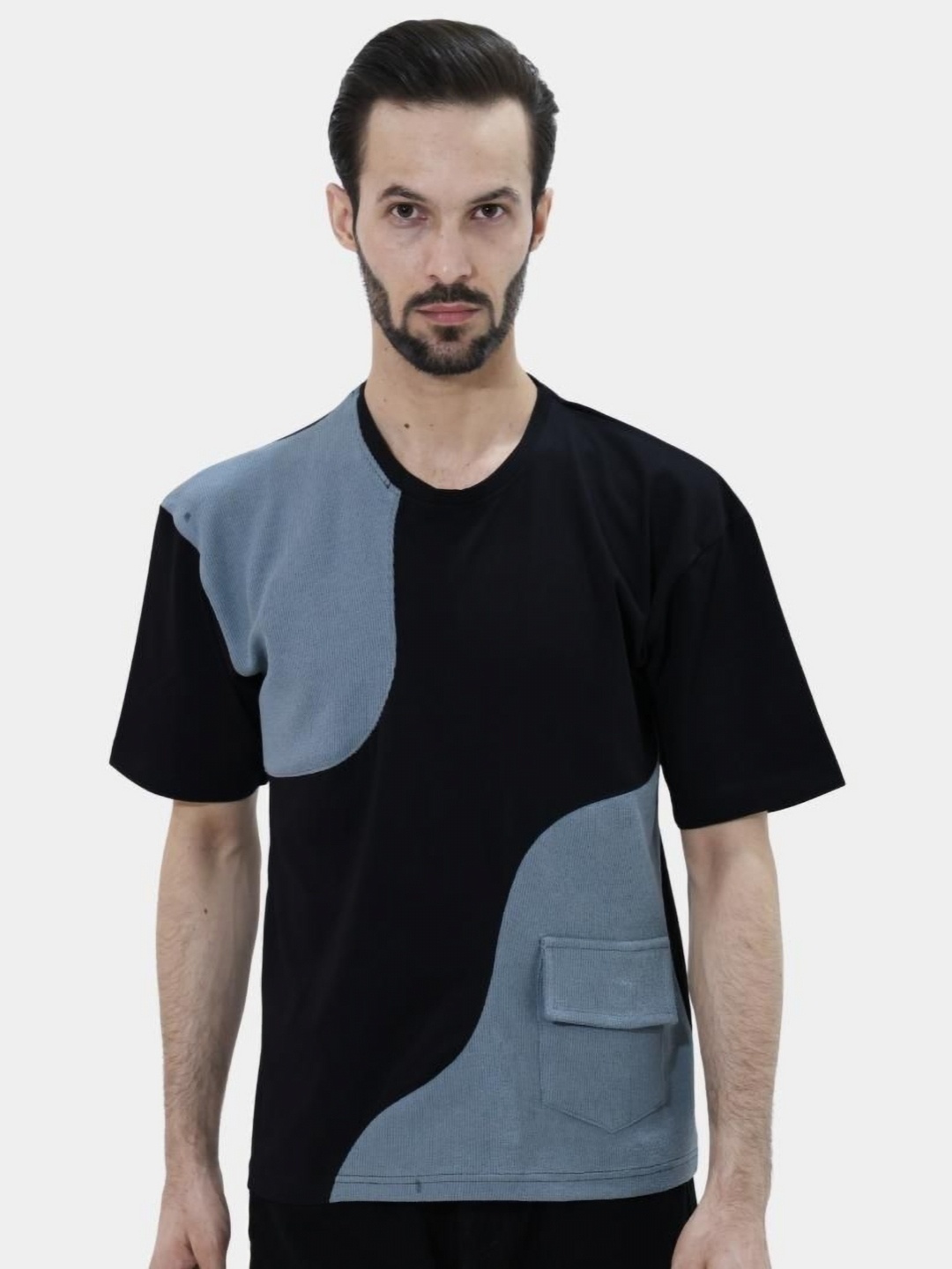 

BOTABOCHI Men Colourblocked Round Neck Cotton T-shirt, Black