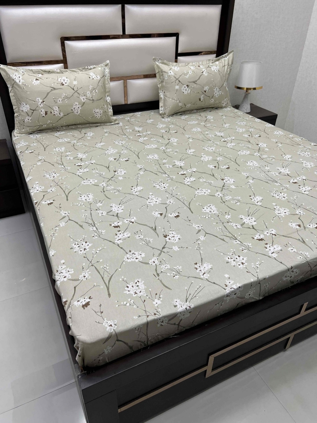 

Pure Decor sapphire Green Floral Pure Cotton 300 TC King Bedsheet with 2 Pillow Covers