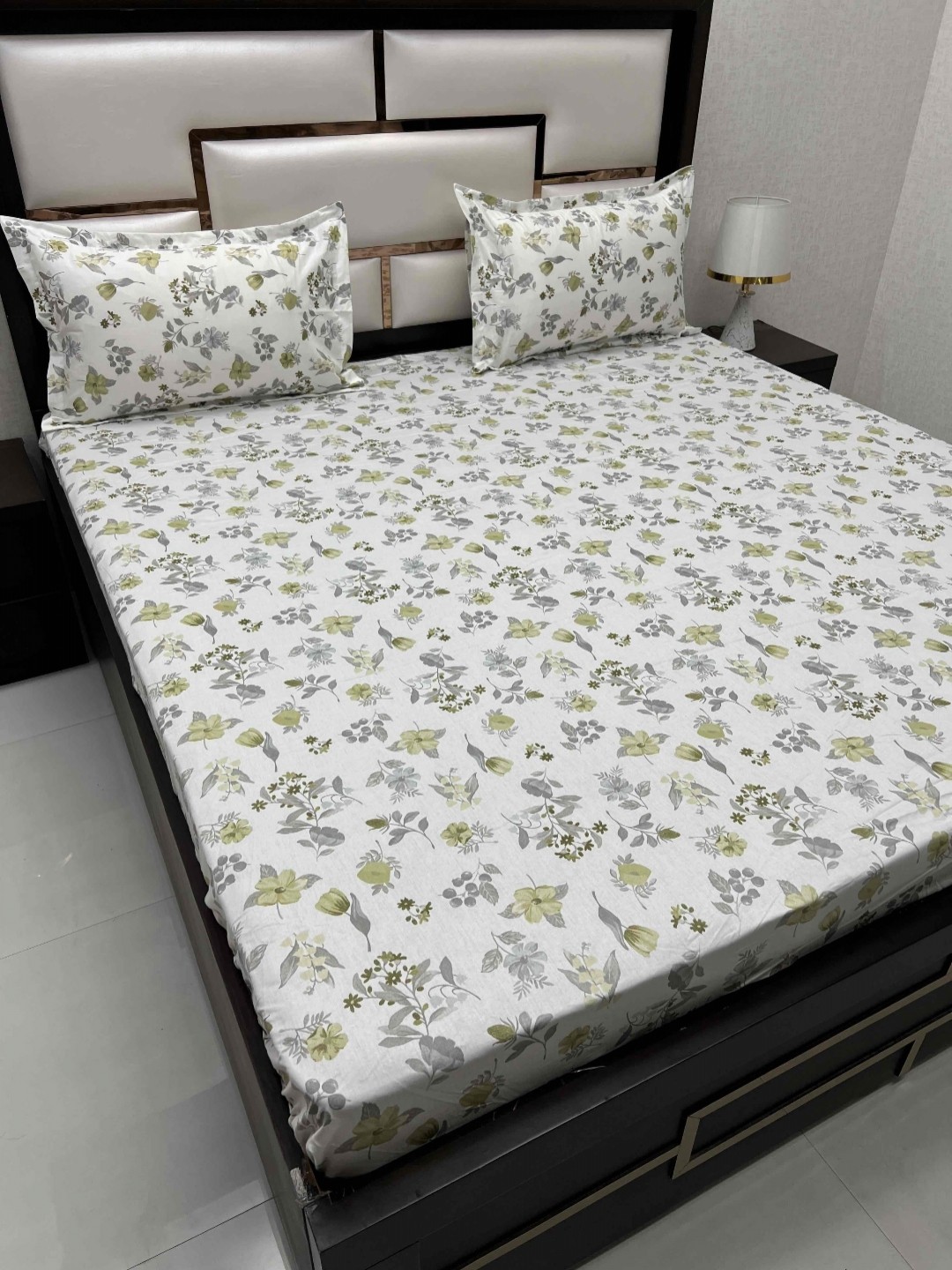 

Pure Decor Royal Velar White & Grey Floral 220 TC King Bedsheet with 2 Pillow Covers