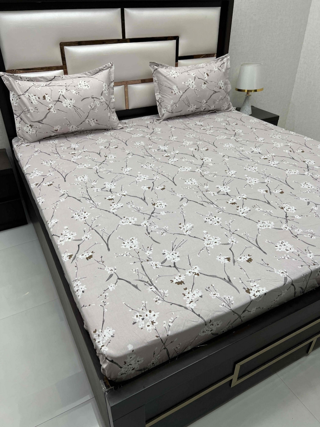 

Pure Decor Royal Velar Grey Printed Cotton 350 TC King Bedsheet With 2 Pillow Covers