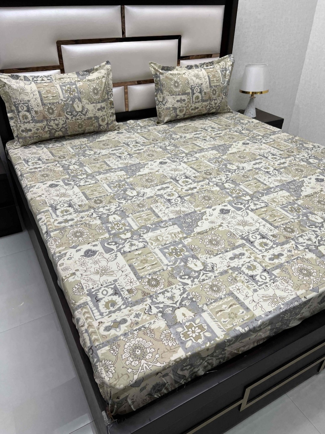 

Pure Decor royal velar Green Floral Pure Cotton 330 TC King Bedsheet with 2 Pillow Covers