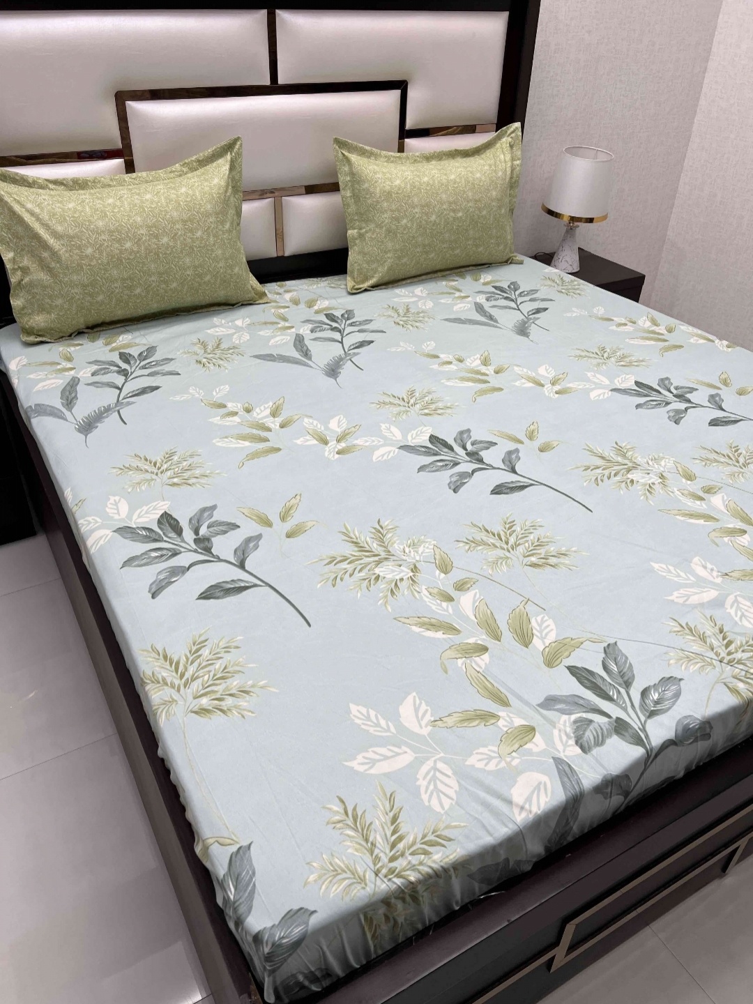 

Pure Decor leisure fur Green Floral Microfiber 330 TC King Bedsheet with 2 Pillow Covers