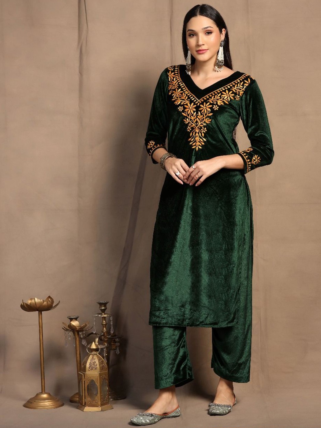 

SHADES OF FAASHION Women Embroidered Floral Velvet Kurta, Green