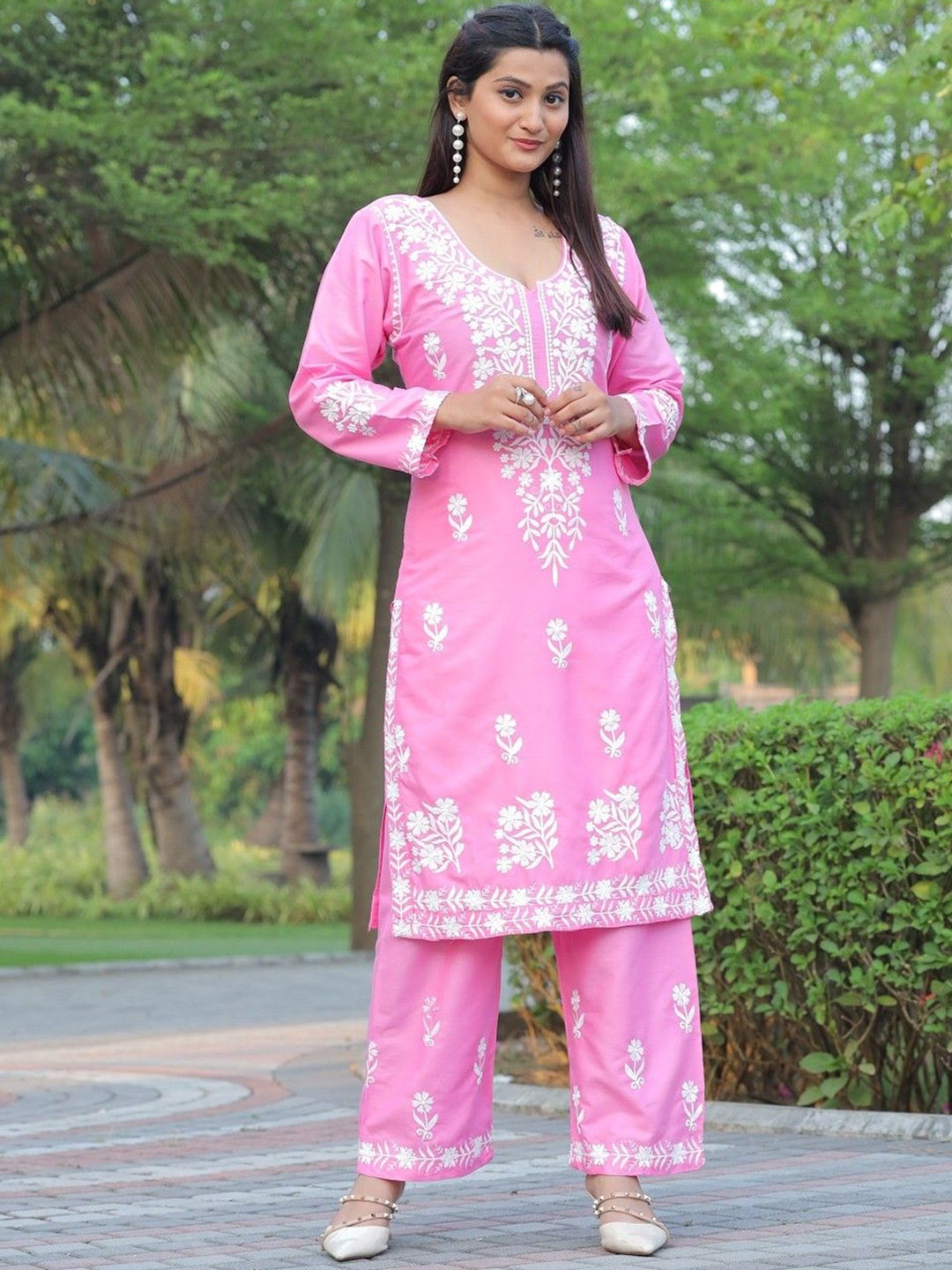 

LADY SHOPI Ethnic Motifs Embroidered Thread Work Kurta with Palazzo, Pink