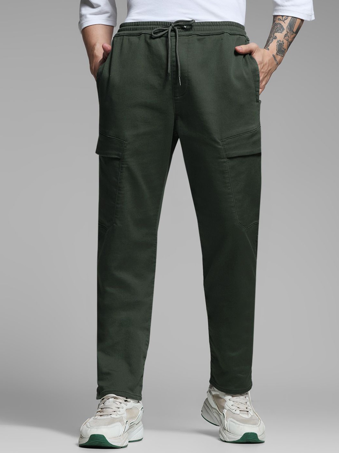 

Jack & Jones Men Solid Regular Fit Cargos Trousers, Green