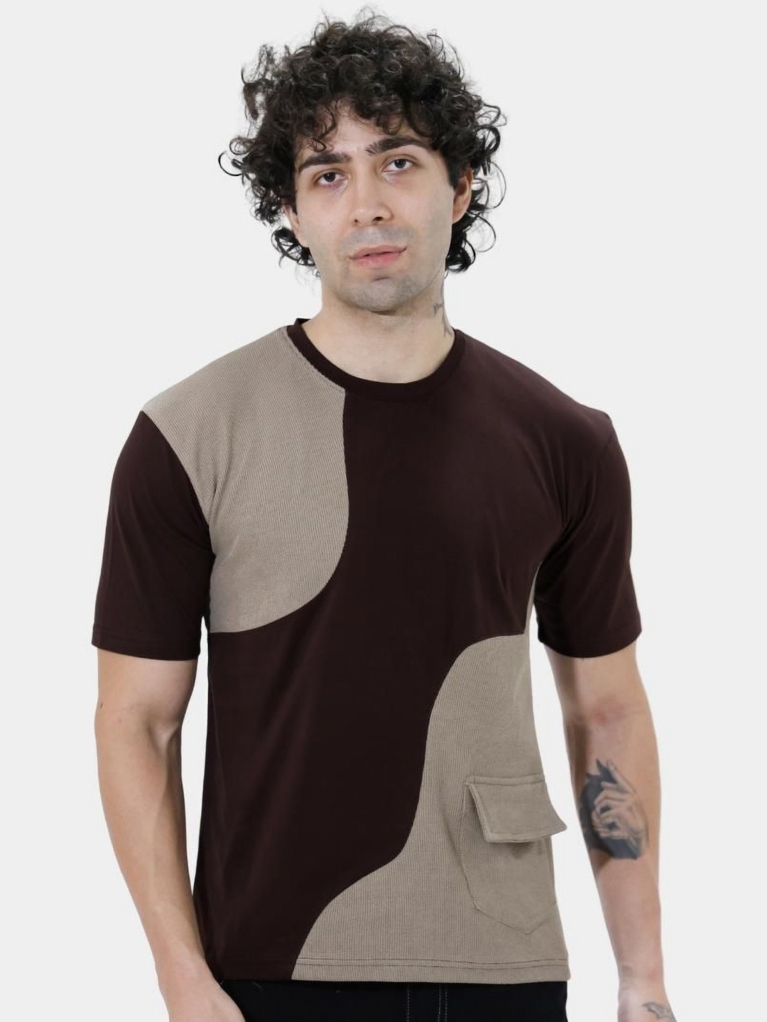 

BOTABOCHI Men Colourblocked Round Neck Cotton T-shirt, Brown