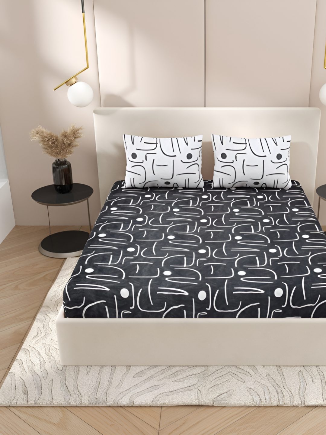 

Jinaya's Black & Wwhite Geometric Printed 300 TC King Bedsheet with 2 Pillow Covers