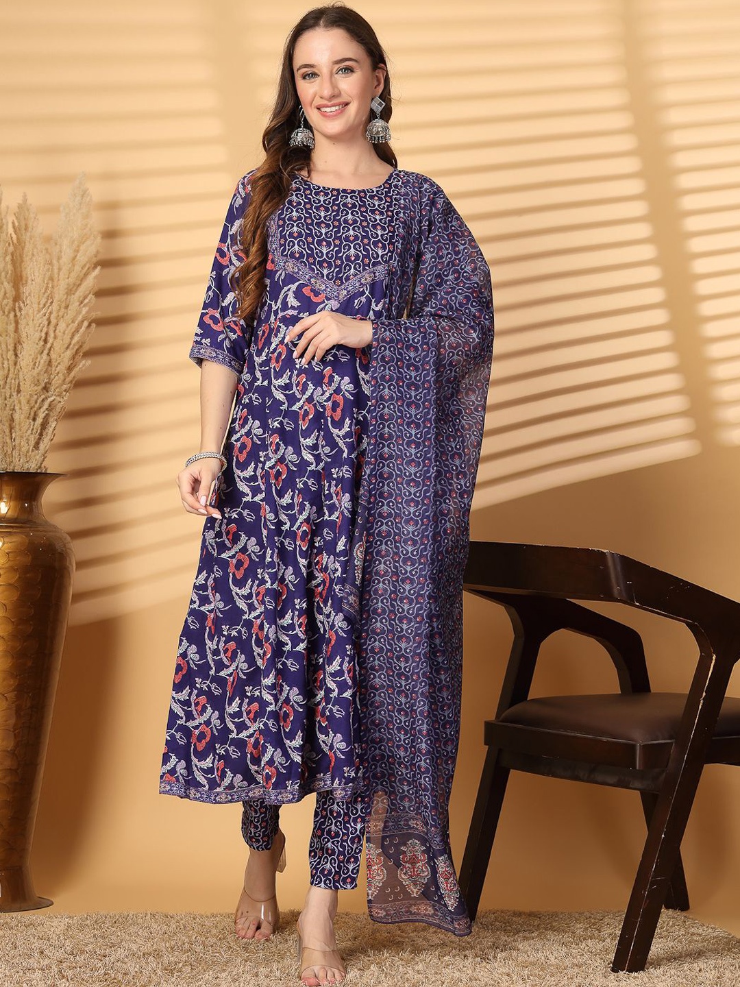 

Piludi Floral Printed Straight Kurta with Trousers & With Dupatta, Blue