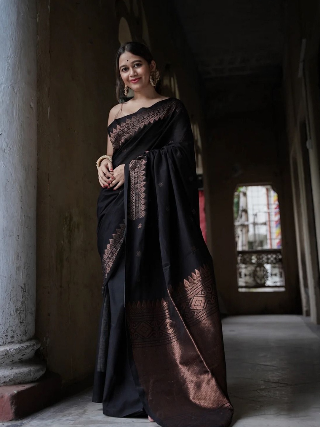 

Kriyansh Woven Design Zari Kanjeevaram Saree With Handloom Weaving, Black