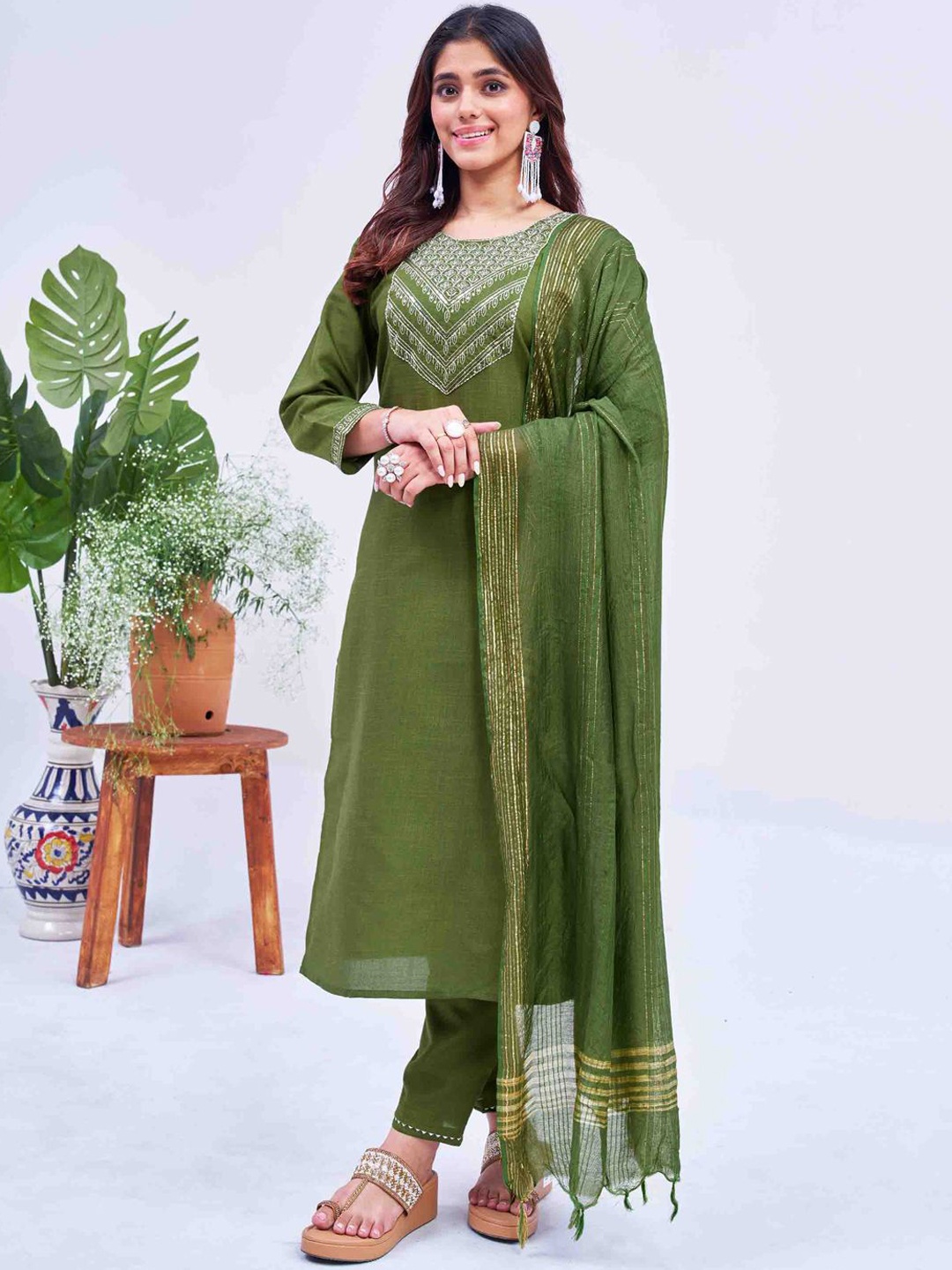 

ARADHNA Geometric Yoke Design Regular Sequinned Straight Kurta with Trousers & Dupatta, Green