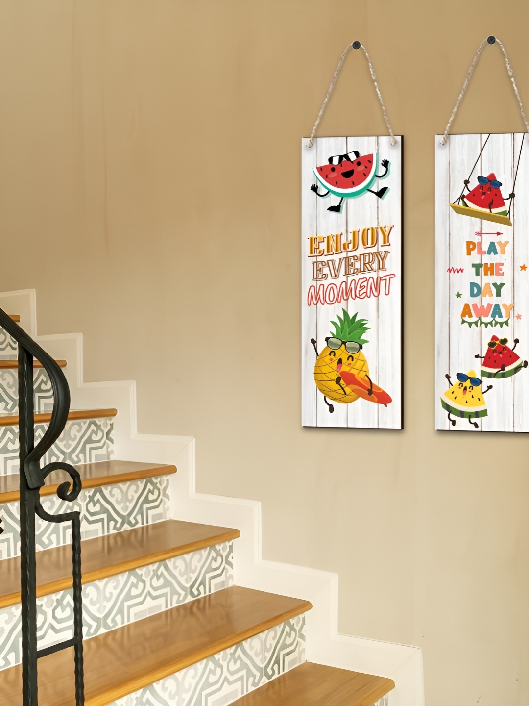 

CVANU 2-Pcs White & Red Wooden Printed Wall Hanging Decor