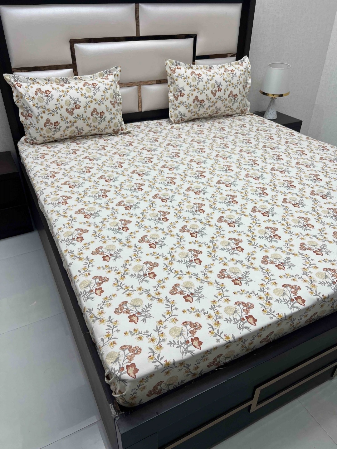 

Pure Decor Amulya White Floral Printed 250 TC Queen Bedsheet with 2 Pillow Covers