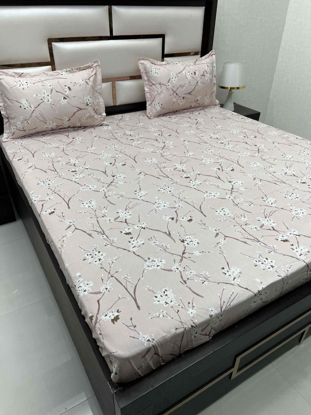 

Pure Decor sapphire Peach Floral Pure Cotton 400 TC King Bedsheet with 2 Pillow Covers